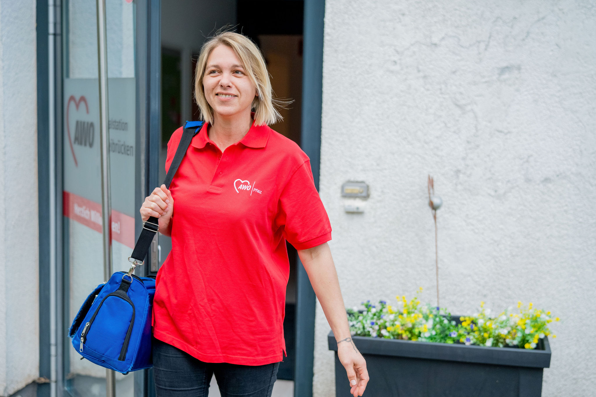 Mitarbeiterin der AWO Pfalz auf dem Weg zur ambulanten Pflege